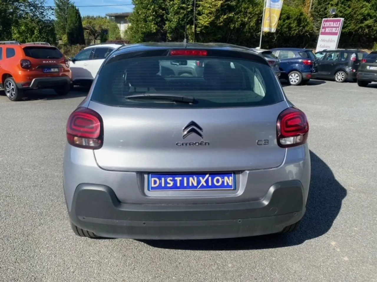 Vue arrière d'une Citroën C3 gris Artense métal 2022 avec pare-chocs noir et feux arrière LED distinctifs.