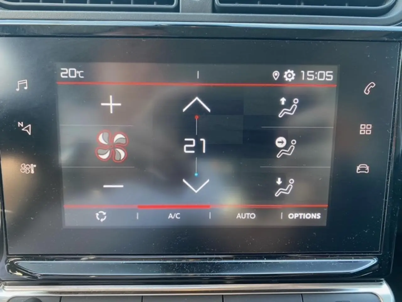 Écran tactile central de la Citroën C3 2022 affichant la climatisation automatique réglée à 21°C.