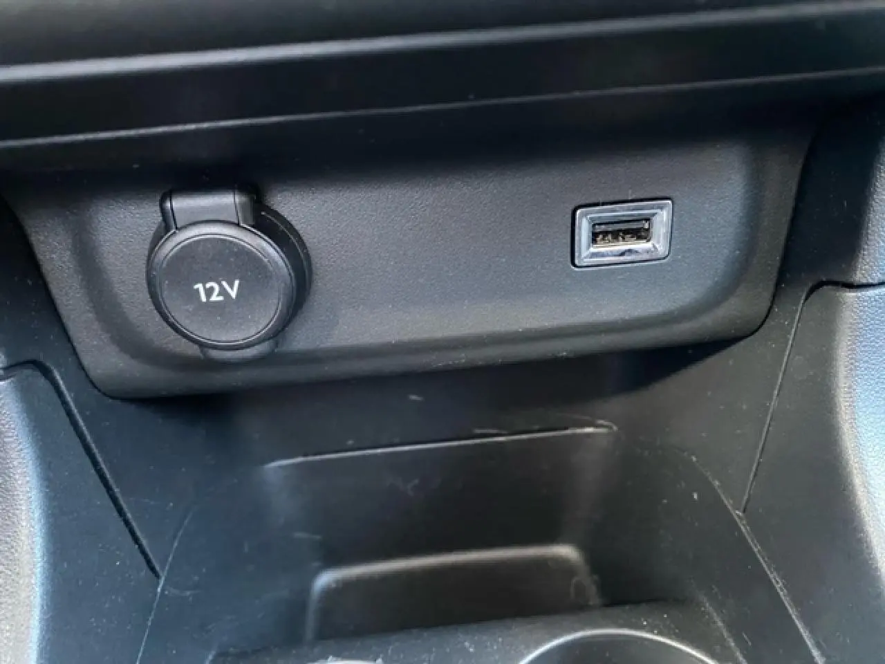 Prise 12V et port USB intégrés dans la console centrale d'une Citroën C3 2022 finition Shine gris Artense.