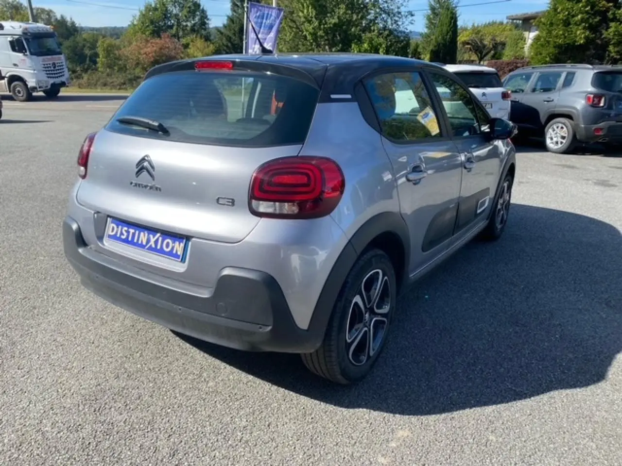Citroën C3 gris Artense métal vue 3/4 arrière droit avec toit noir et enjoliveurs 3D distinctifs.