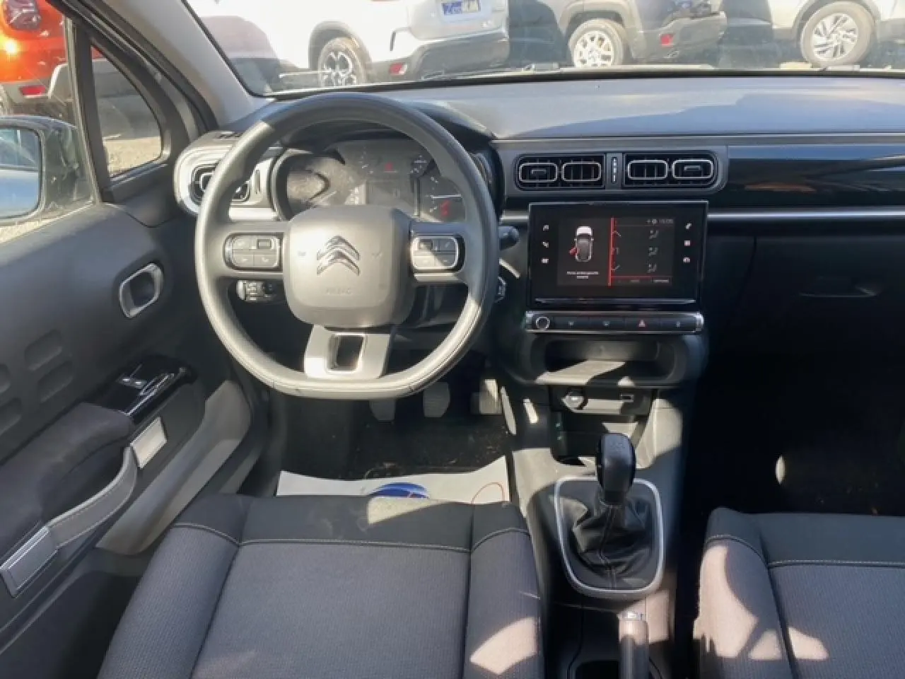 Vue intérieure avant de la Citroën C3 1.2 Shine 2022, montrant le volant, tableau de bord et écran tactile central.