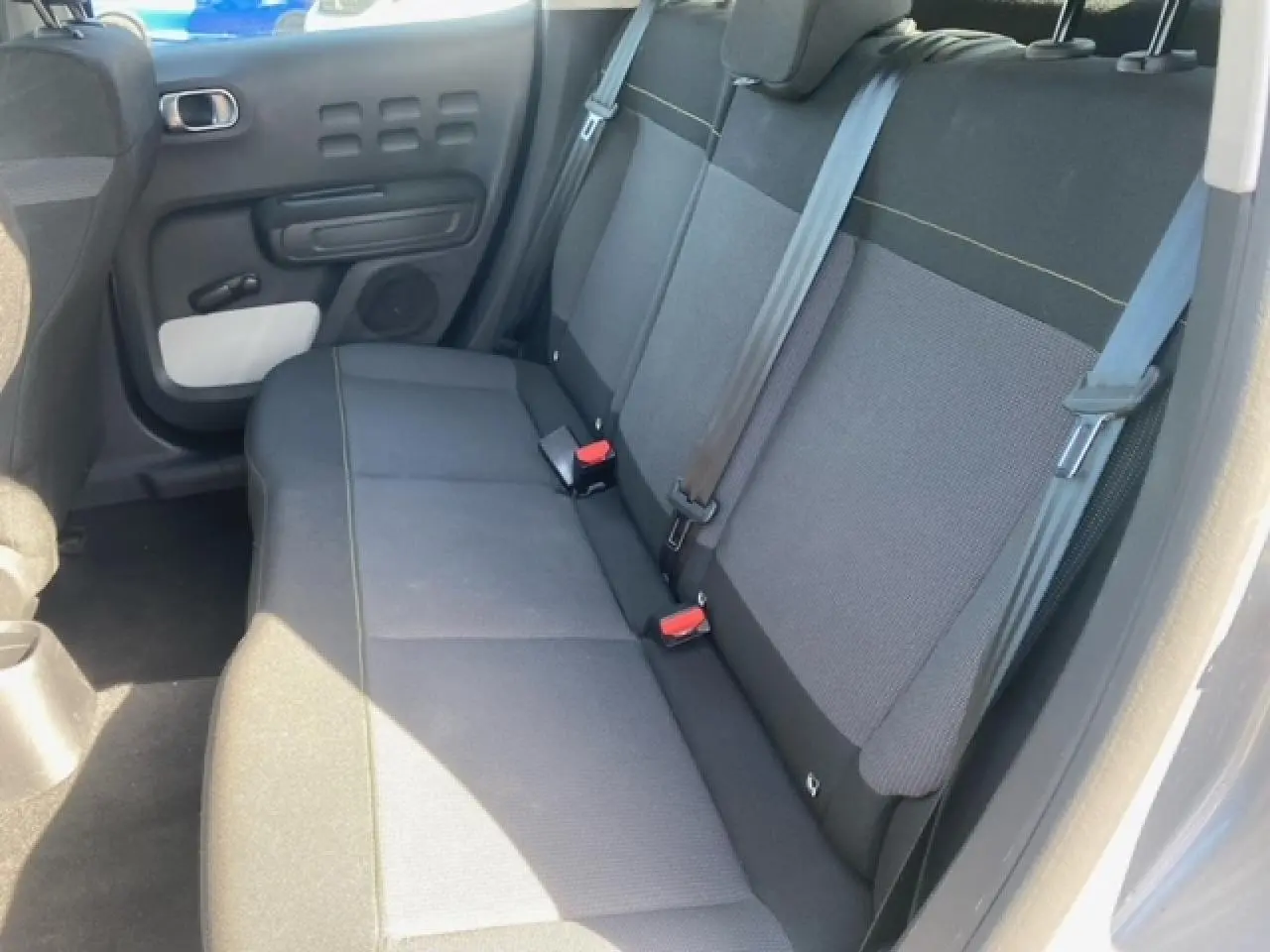 Banquette arrière en tissu gris foncé vue côté droit dans une Citroën C3 2022 finition Shine.