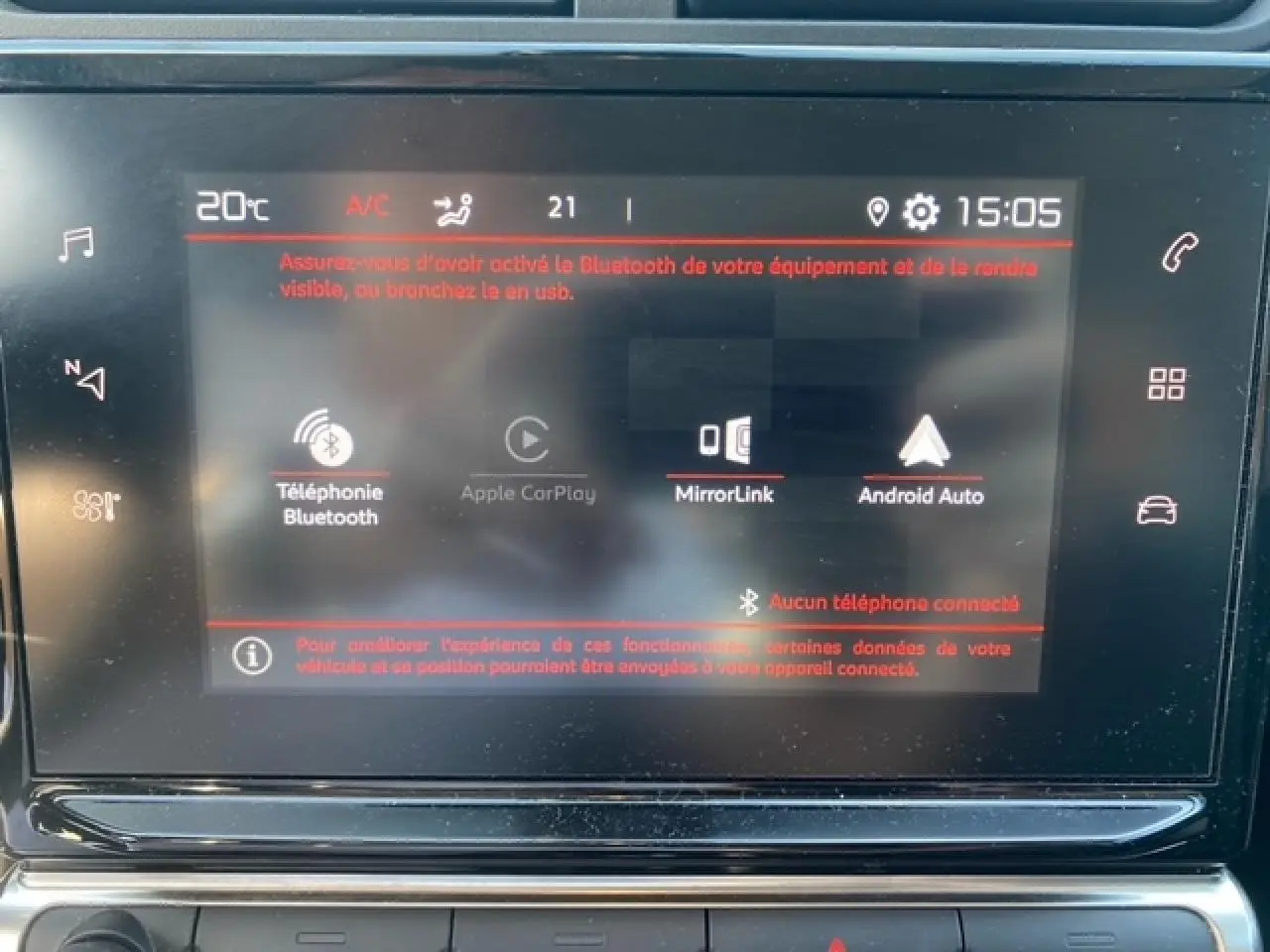 Écran tactile central de la Citroën C3 2022 affichant les options Bluetooth, MirrorLink et Android Auto.