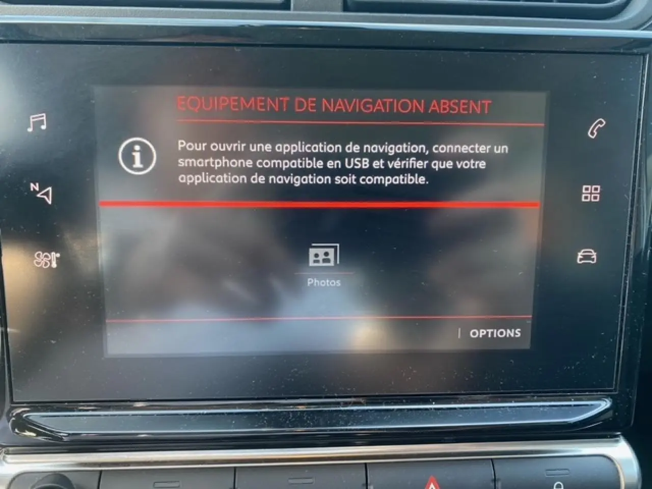 Écran tactile central de la Citroën C3 2022 affichant un message d'absence d'équipement de navigation.