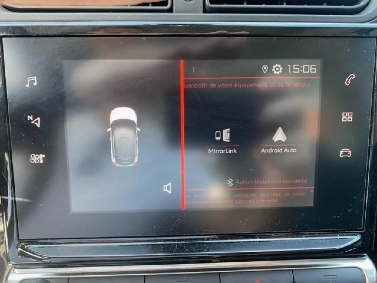 Écran tactile central de la Citroën C3 2022 affichant MirrorLink et Android Auto, vue rapprochée intérieure.