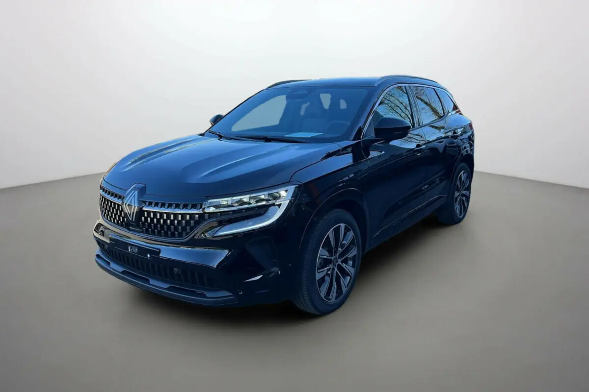 Renault Austral E-Tech 200 Techno 2025 noir étoilé en 3/4 avant droit, avec calandre distinctive et jantes modernes.