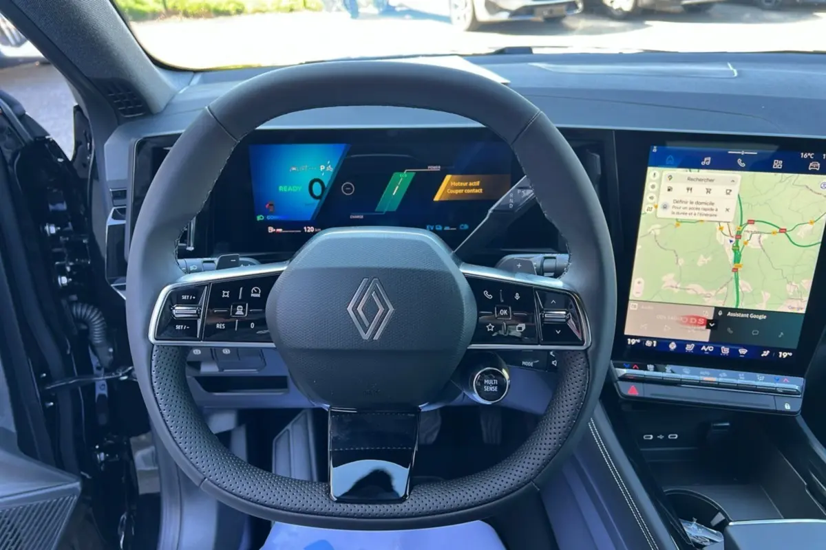 Vue intérieure centrée sur le volant du Renault Austral E-Tech 200 2025 avec tableau de bord numérique et écran tactile.