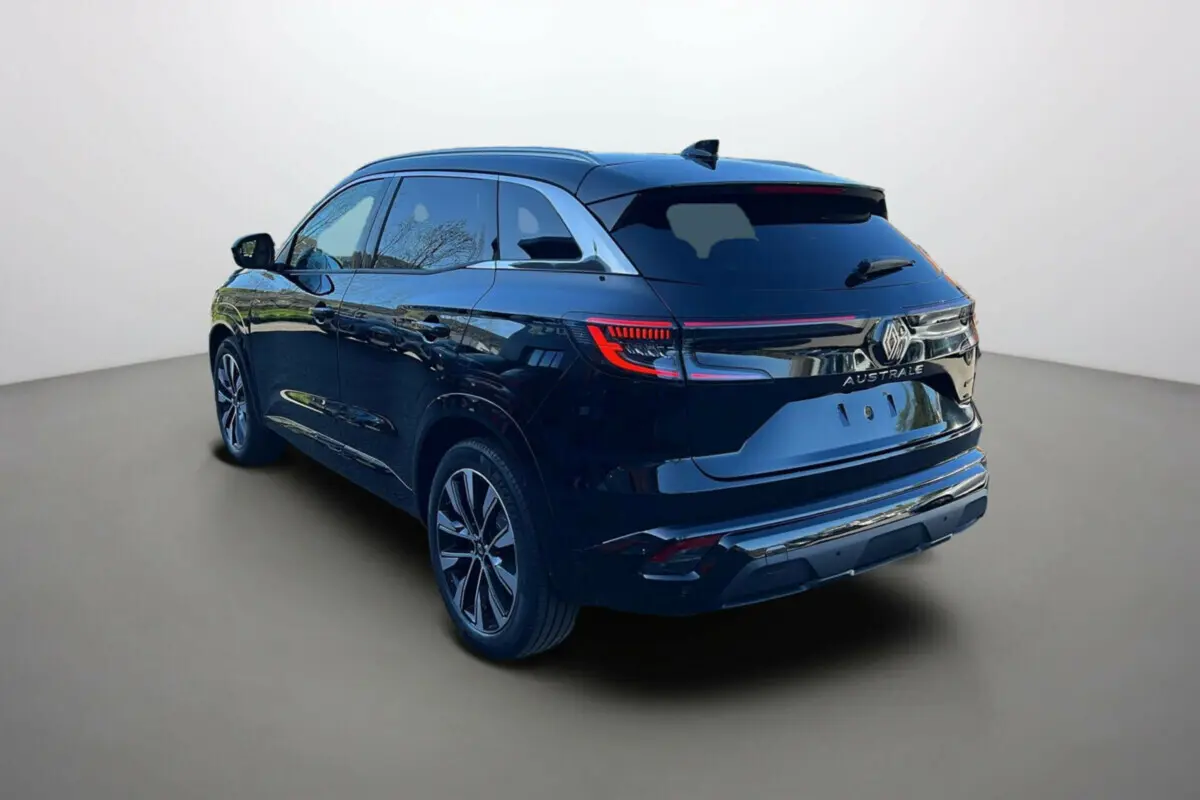 Vue 3/4 arrière droite du Renault Austral E-Tech 200 en noir étoilé avec feux arrière LED distinctifs.