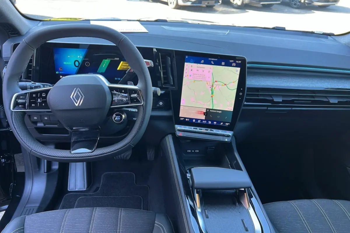 Vue intérieure avant du Renault Austral E-TECH 200 TECHNO TPANO 2025, avec tableau de bord numérique et écran tactile central.