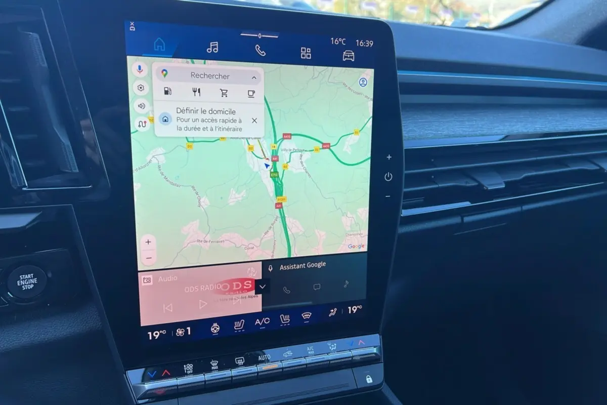 Intérieur du Renault Austral E-Tech 200 Techno 2025, écran tactile central affichant la navigation, finition noire étoilée.