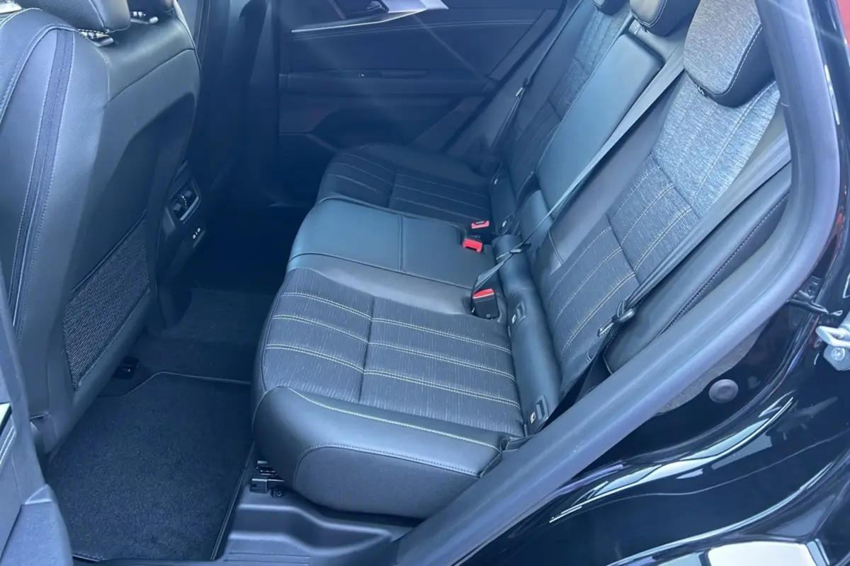 Vue intérieure côté droit des sièges arrière en tissu et cuir du Renault Austral E-Tech 200 Techno 2025 noir étoilé.