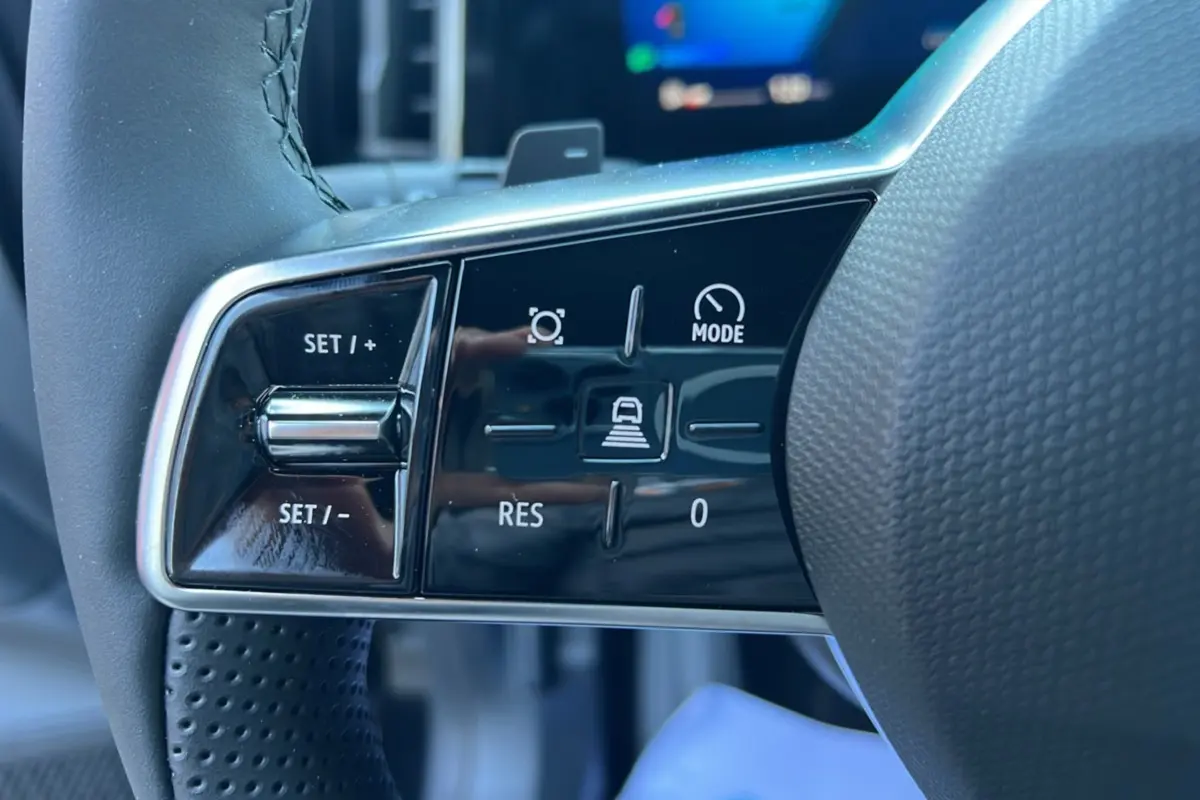 Gros plan sur les commandes de régulateur de vitesse au volant du Renault Austral E-TECH 200 noir étoilé 2025.