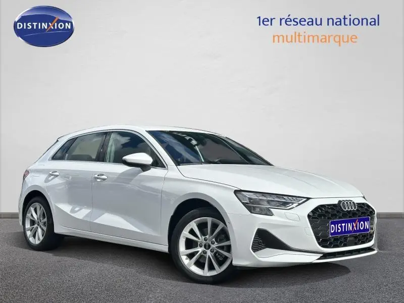 Audi A3 Sportback blanche vue en 3/4 avant droit avec calandre noire et jantes alliage multibranches.