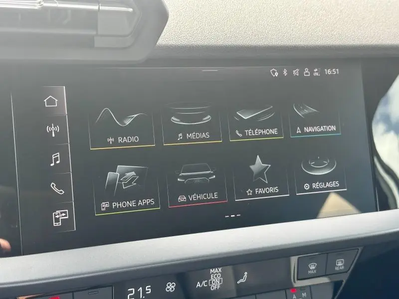 Écran tactile central de l'Audi A3 Sportback 2024 affichant les menus radio, médias, téléphone et navigation.
