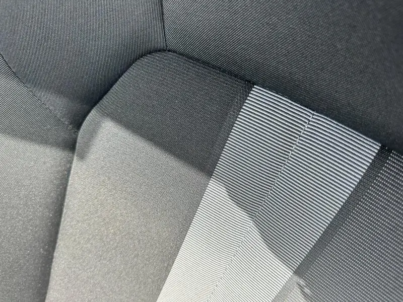 Gros plan sur la sellerie tissu Intention Noir Argent de la banquette arrière de l'Audi A3 Sportback 30 TFSI 2024.