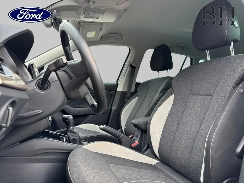 Vue intérieure côté conducteur du SKODA KAMIQ 1.0 TSI Style 2023 avec sièges bi-ton gris et volant cuir.