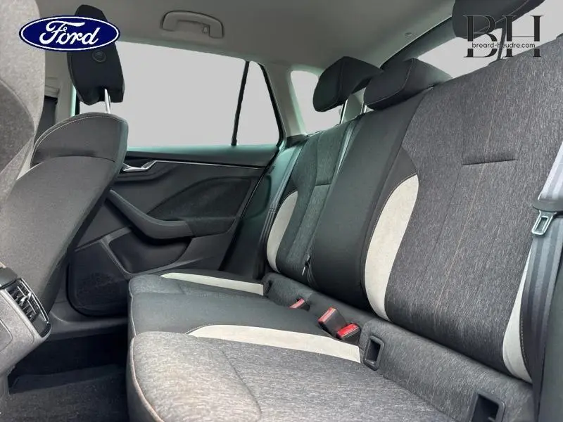 Vue latérale intérieure des sièges arrière gris clair et foncé du Skoda Kamiq 2023, version Style DSG7