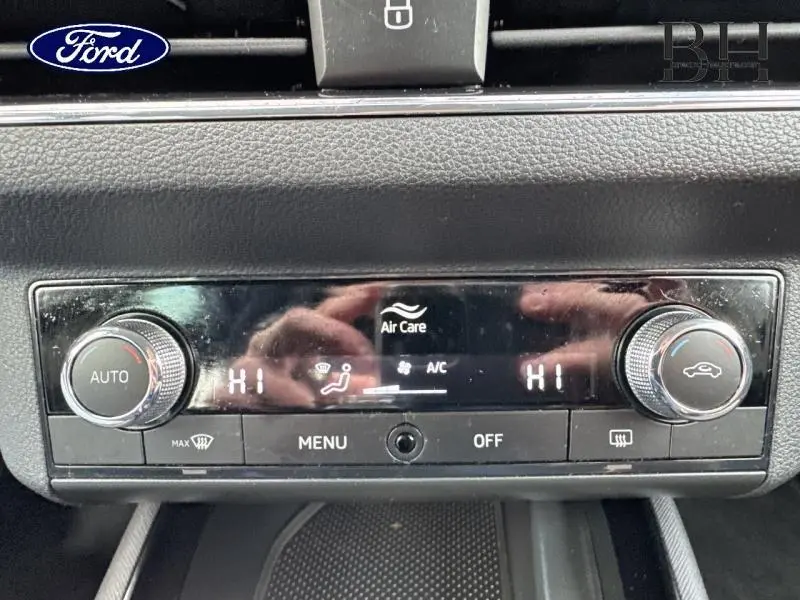Panneau de commande de climatisation automatique avec réglages à haute température sur un Skoda Kamiq gris graphite.