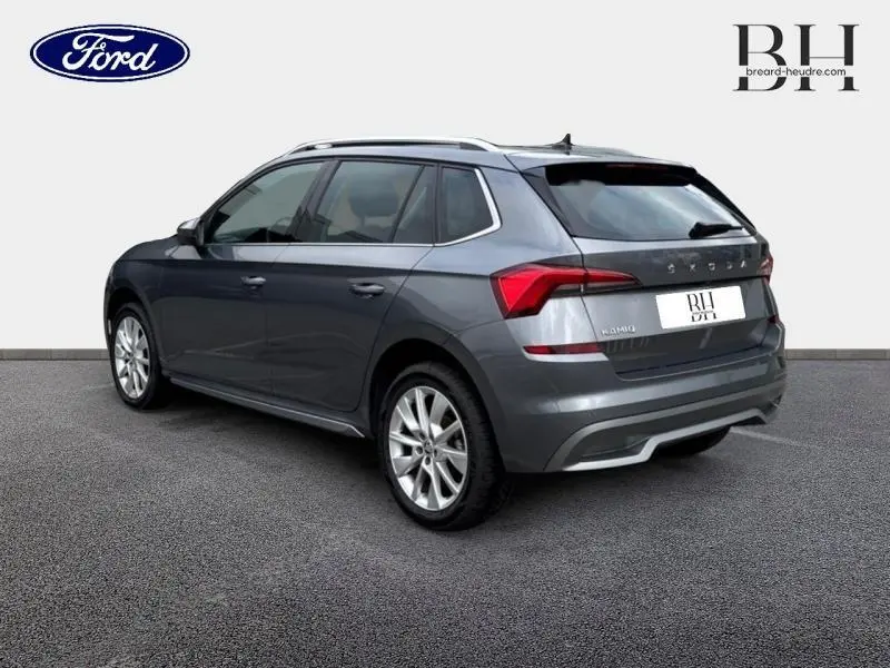 Vue 3/4 arrière droite d'un Skoda Kamiq gris graphite métallisé avec jantes alu et feux arrière LED.