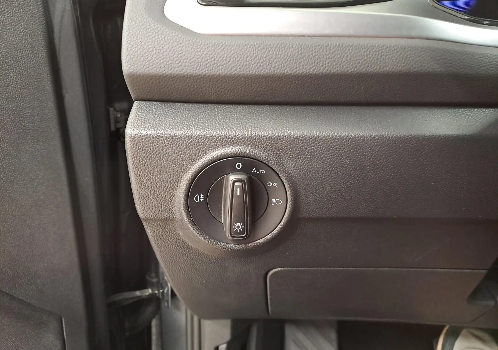 Commande des phares en gros plan sur le tableau de bord noir du Volkswagen T-Roc 2024 côté gauche