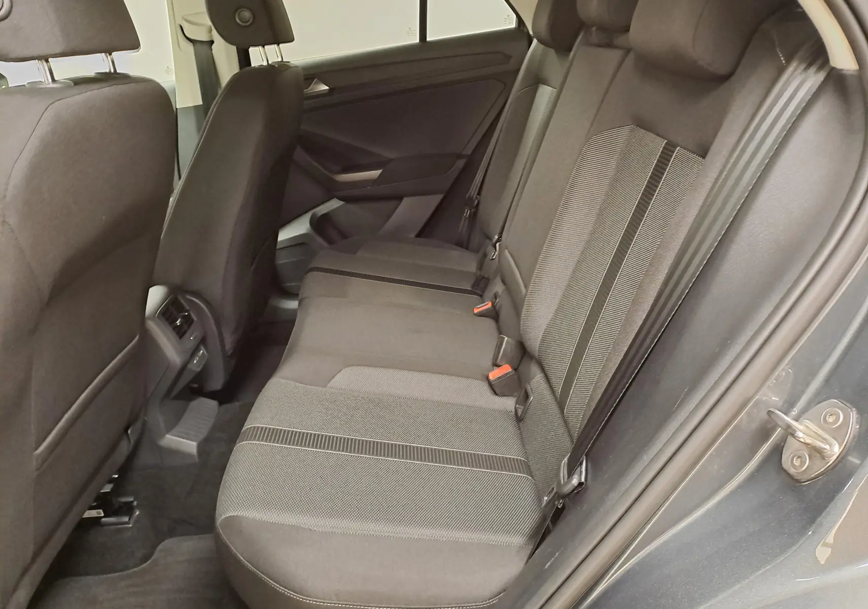 Vue intérieure côté droit des sièges arrière en tissu gris du Volkswagen T-Roc 1.5 TSI 150 DSG7 LIFE 2024.