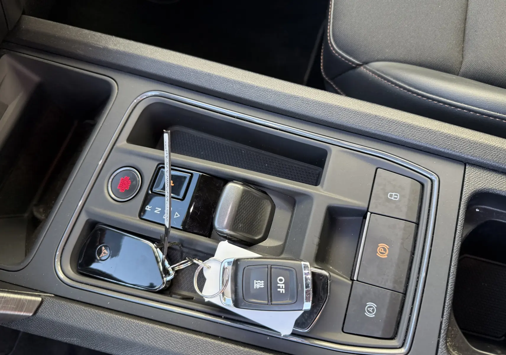 Gros plan sur la console centrale noire du CUPRA Formentor 2023, avec clé et commandes de boîte auto visibles.