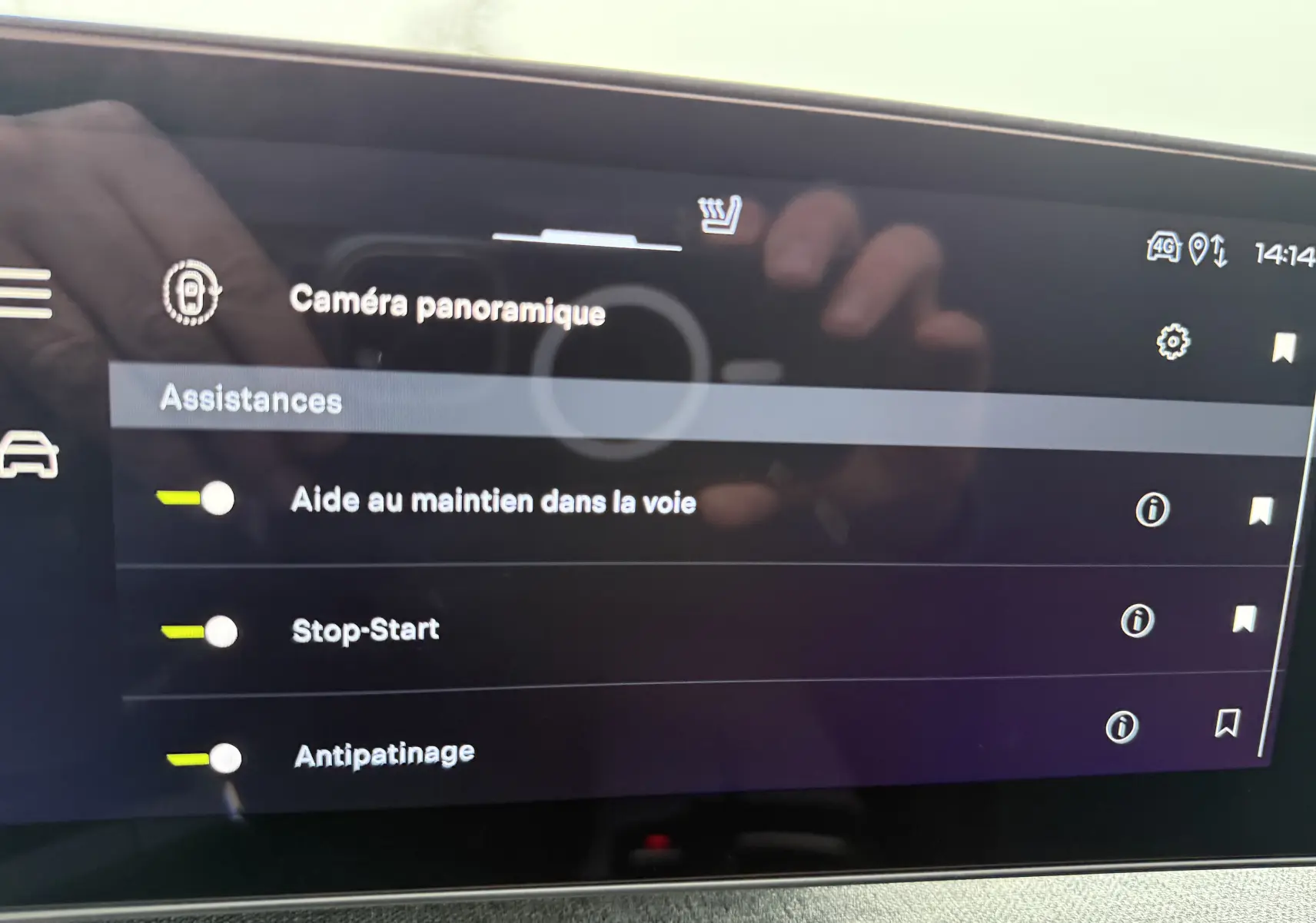 Écran tactile du système d'assistance du Peugeot 3008 Hybrid 2025 montrant les options Aide au maintien, Stop-Start et Antipatinage.