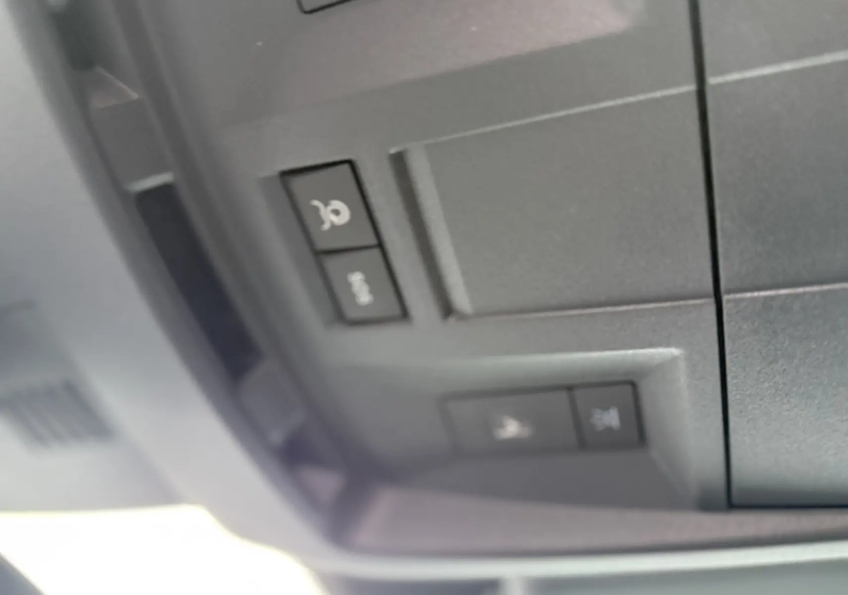 Plafonnier avec commandes d'assistance et éclairage dans l'habitacle du Peugeot 3008 Hybrid blanc toit noir.