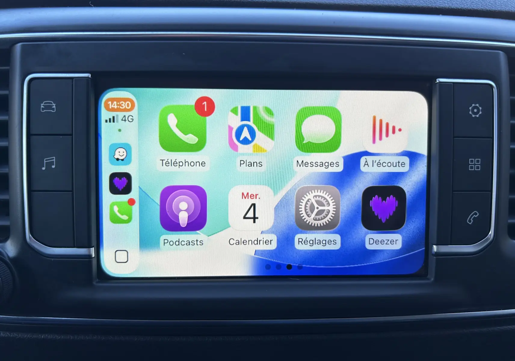 Écran tactile central du Citroën Jumpy blanc, affichant l'interface Apple CarPlay avec plusieurs applications visibles.