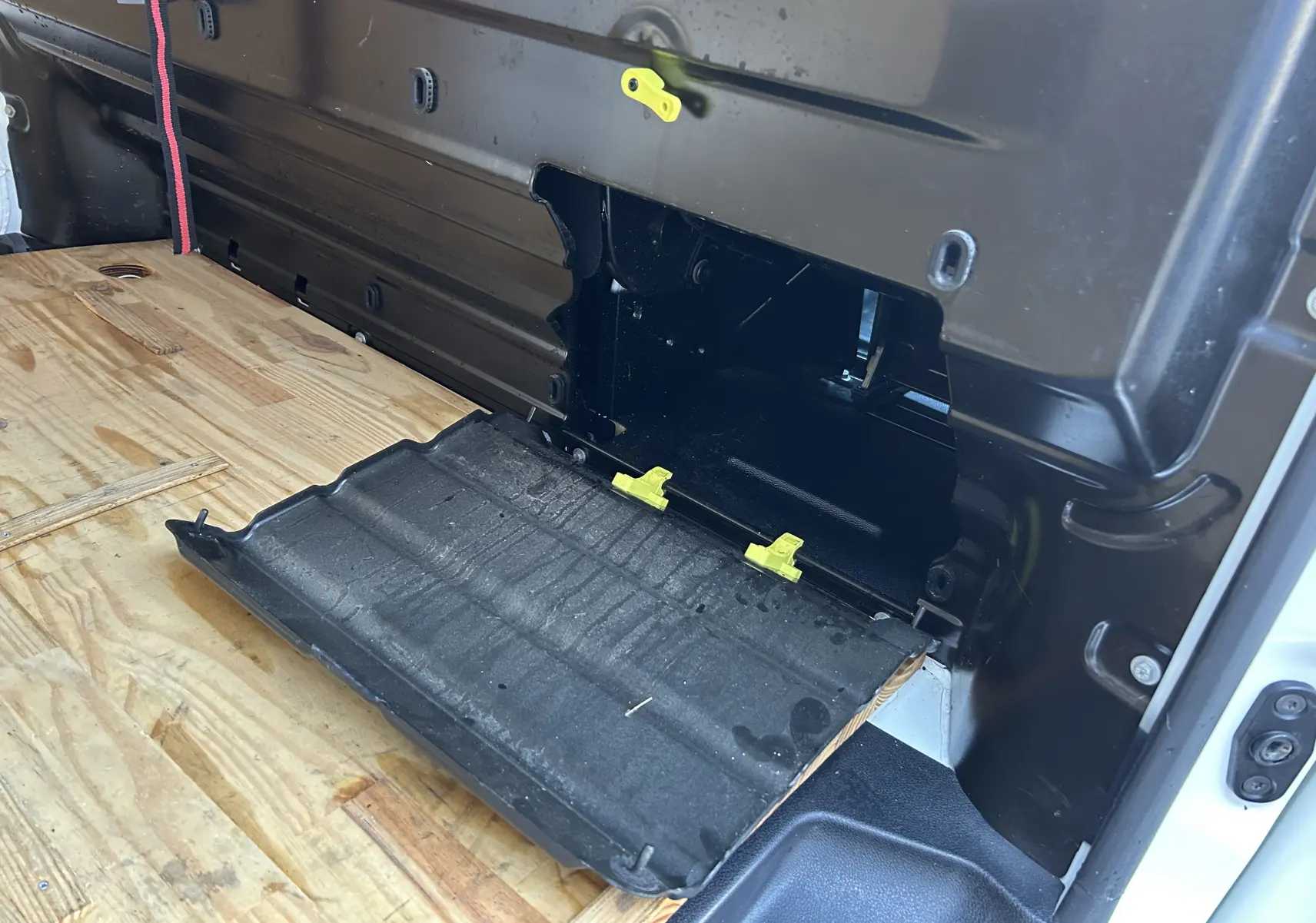 Vue intérieure arrière droite du fourgon blanc Citroën Jumpy 2017, montrant le plancher en bois et un compartiment ouvert.