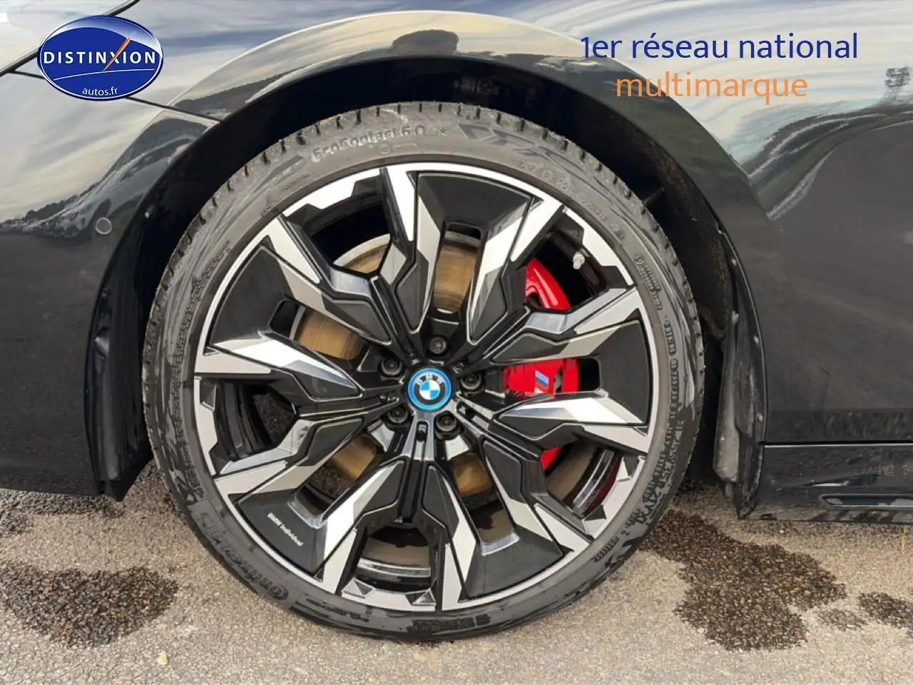 Gros plan sur la jante alu bicolore noire et argent avec étrier de frein rouge sur BMW Série 5 i5 M60 noir.