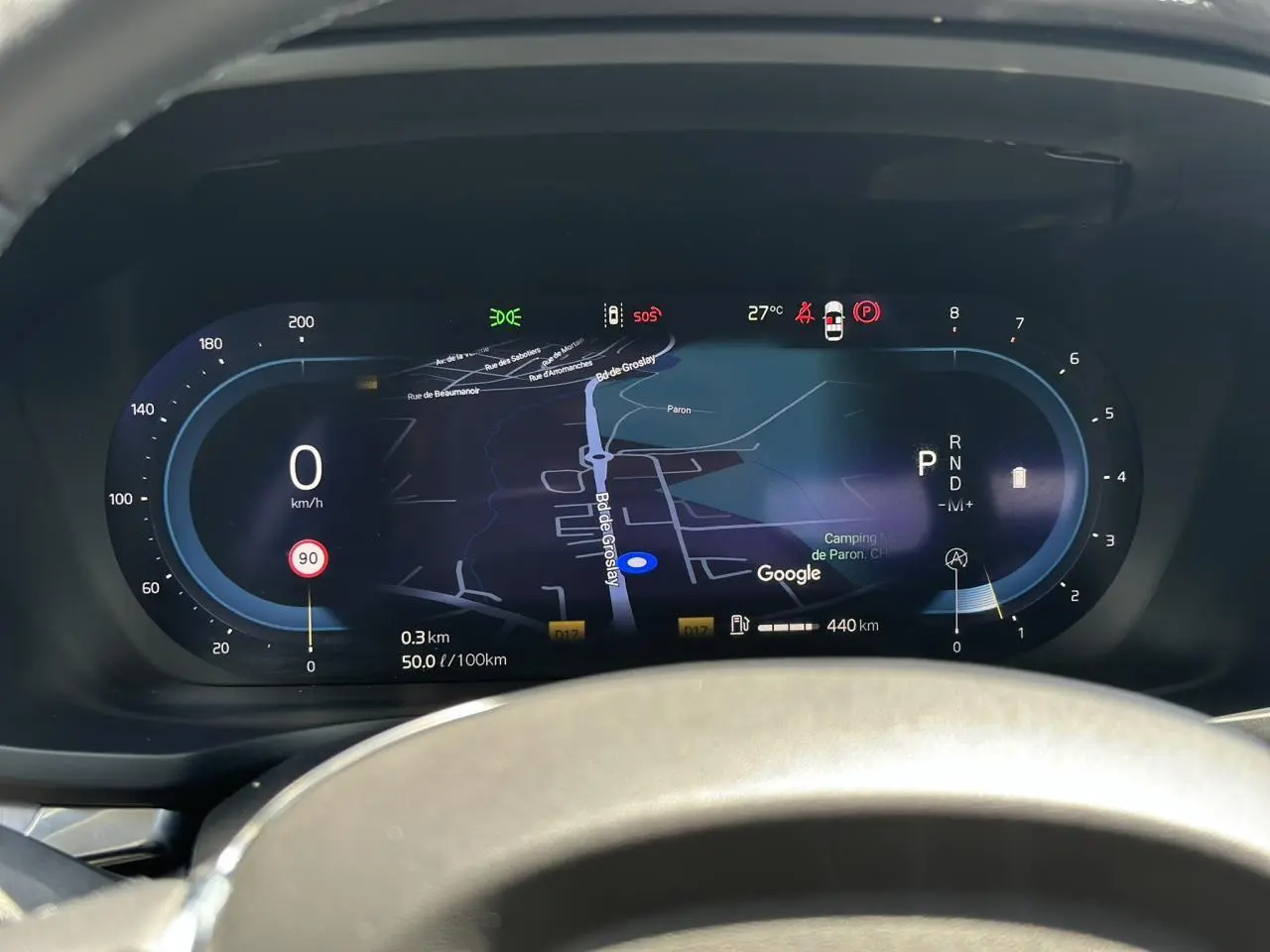 Tableau de bord numérique avec GPS tactile affiché dans une Volvo S60 gris Platinium, vue intérieure frontale.