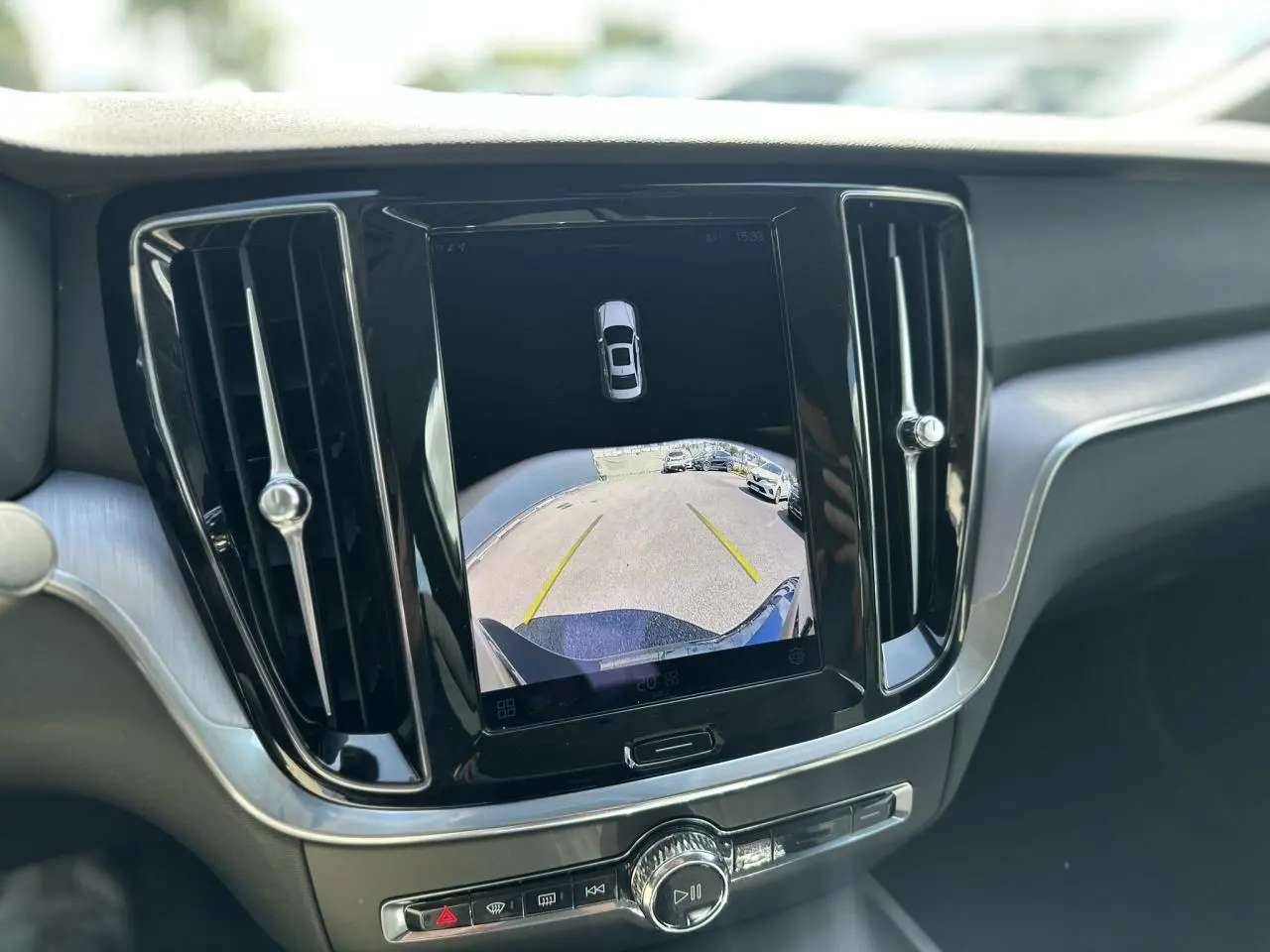 Écran tactile central affichant la caméra de recul d'une Volvo S60 gris Platinium, vue intérieure avant.