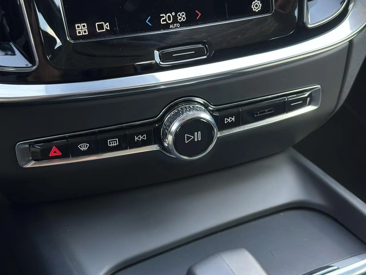 Gros plan sur la console centrale de la Volvo S60 gris Platinium 2024, avec commandes multimédia et climatisation tactile.