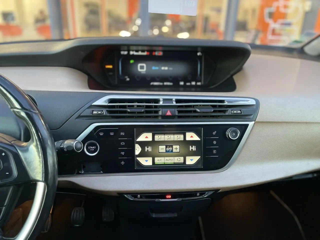 Tableau de bord de Citroën C4 Picasso 2014, vue frontale du système de climatisation automatique bizone et écran tactile.