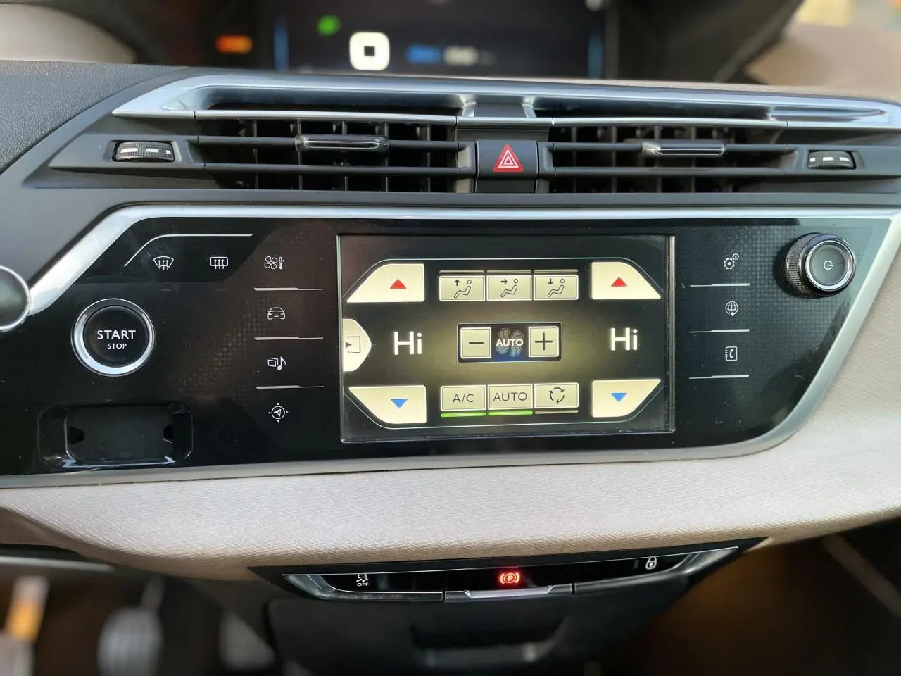 Tableau de bord de Citroën C4 Picasso 2014 montrant l'écran tactile de climatisation automatique bizone et bouton Start/Stop.