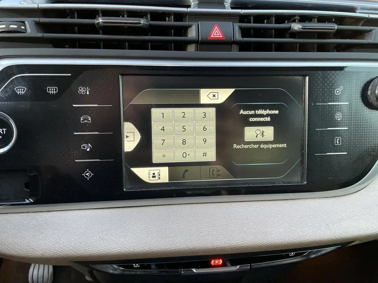 Écran tactile central du tableau de bord de la Citroën C4 Picasso 2014 montrant le clavier téléphonique et les options connectivité.