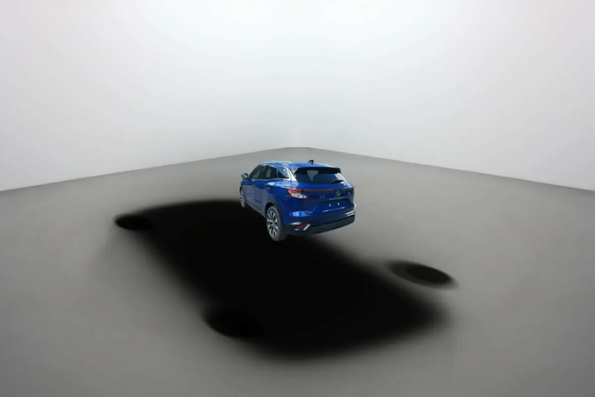 Renault Austral E-Tech 200 en bleu iron, vue 3/4 arrière dans un espace minimaliste blanc.