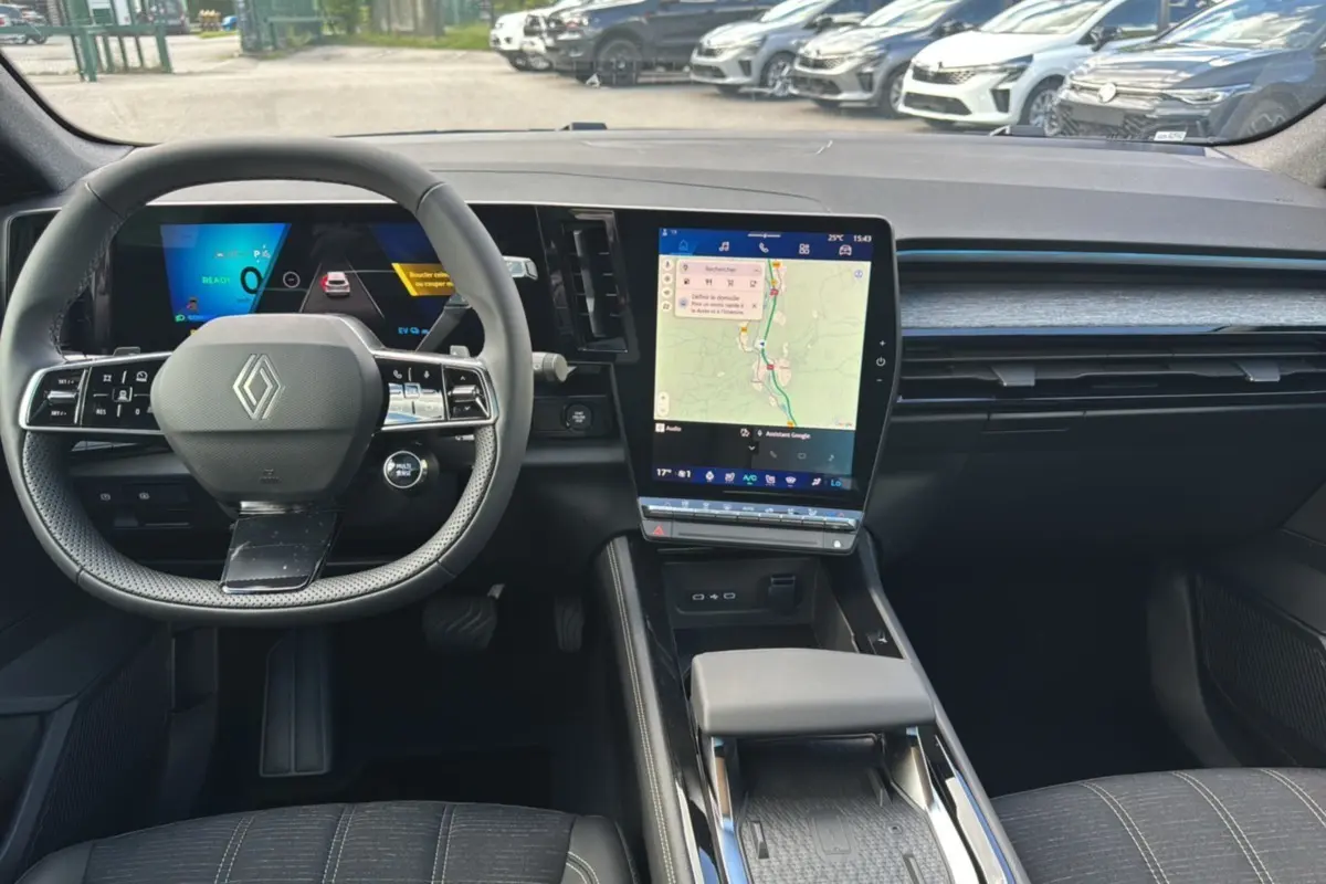 Intérieur du Renault Austral E-Tech 200 Techno 2025, vue du poste de conduite avec écran tactile central et volant multifonction.
