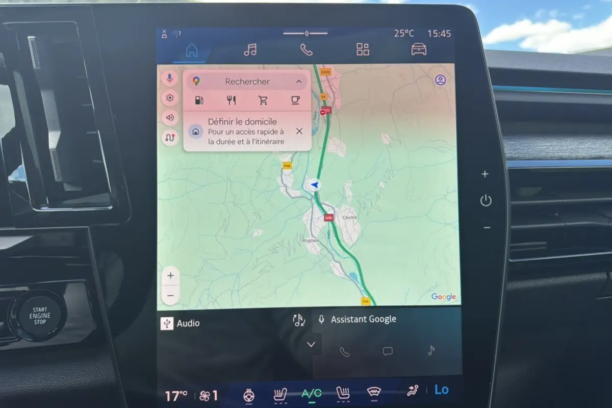 Écran tactile central du tableau de bord du Renault Austral E-TECH 200 TECHNO TPANO 2025 affichant la navigation Google Maps.