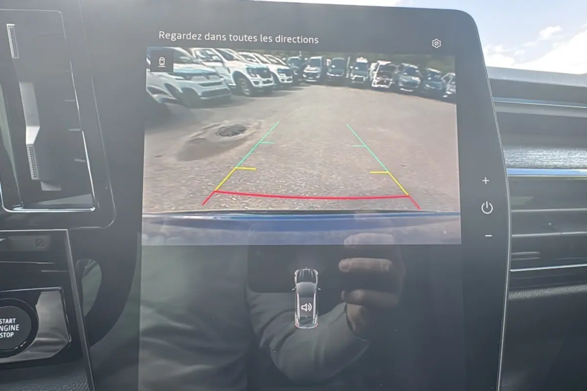 Écran central du Renault Austral E-Tech 200 montrant la caméra de recul avec lignes de guidage, intérieur noir moderne.