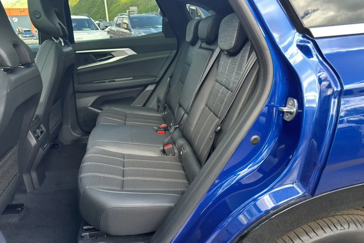 Vue intérieure côté gauche des sièges arrière en tissu et cuir du Renault Austral E-TECH 200 TECHNO Bleu iron 2025.