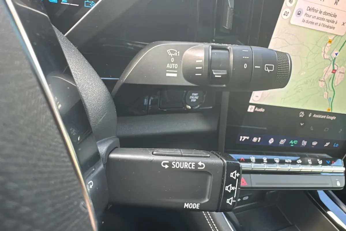 Gros plan sur la commande multifonction côté gauche du tableau de bord du Renault Austral E-Tech 200 en bleu iron, 2025.