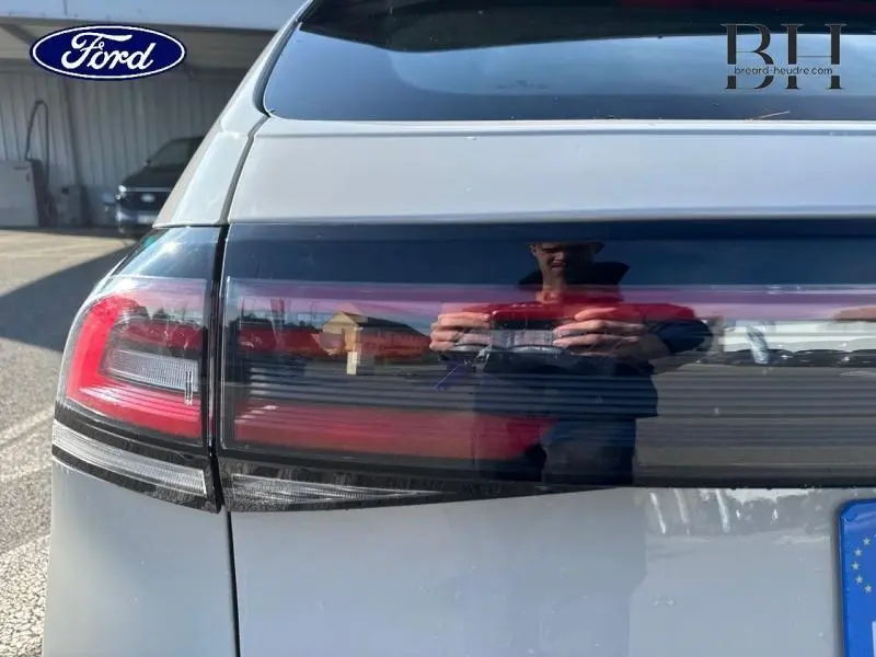 Gros plan sur le feu arrière gauche du Volkswagen Taigo blanc pur 2024, soulignant son design moderne et épuré.