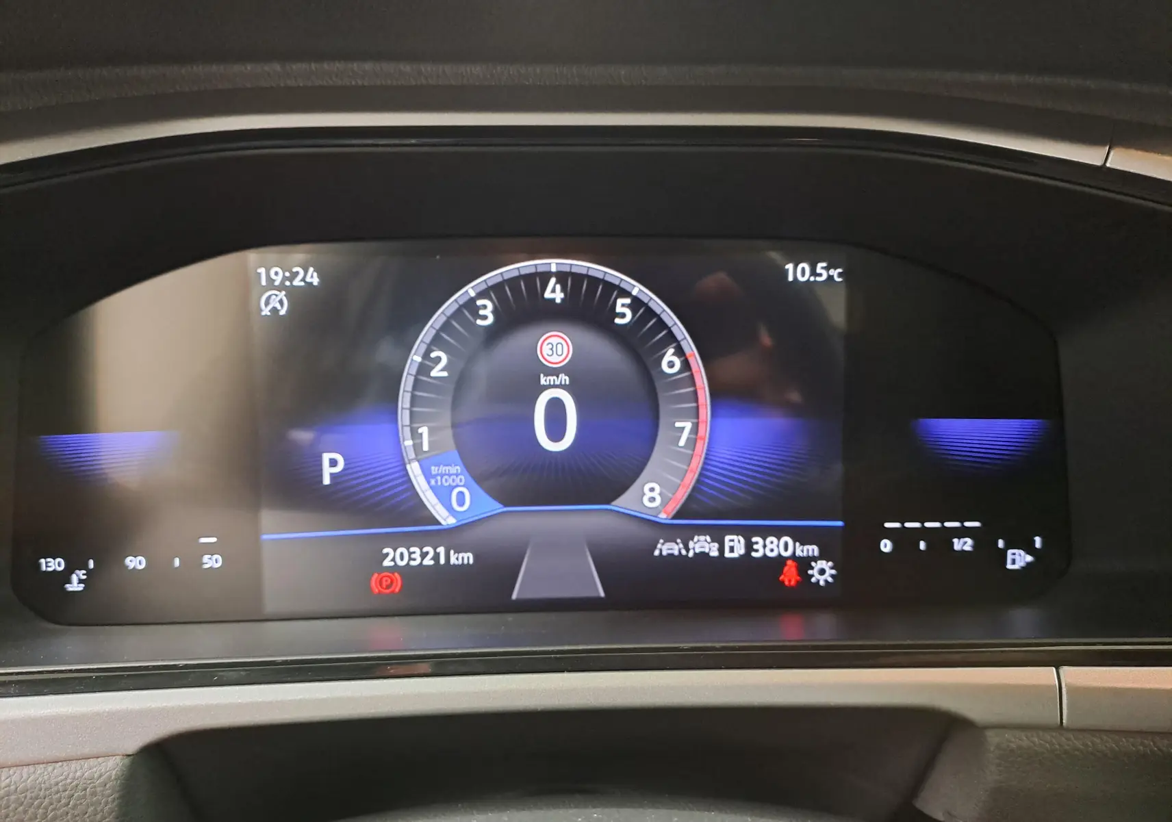 Tableau de bord numérique du Volkswagen T-ROC 2024 affichant vitesse zéro, température 10,5°C et autonomie 380 km.