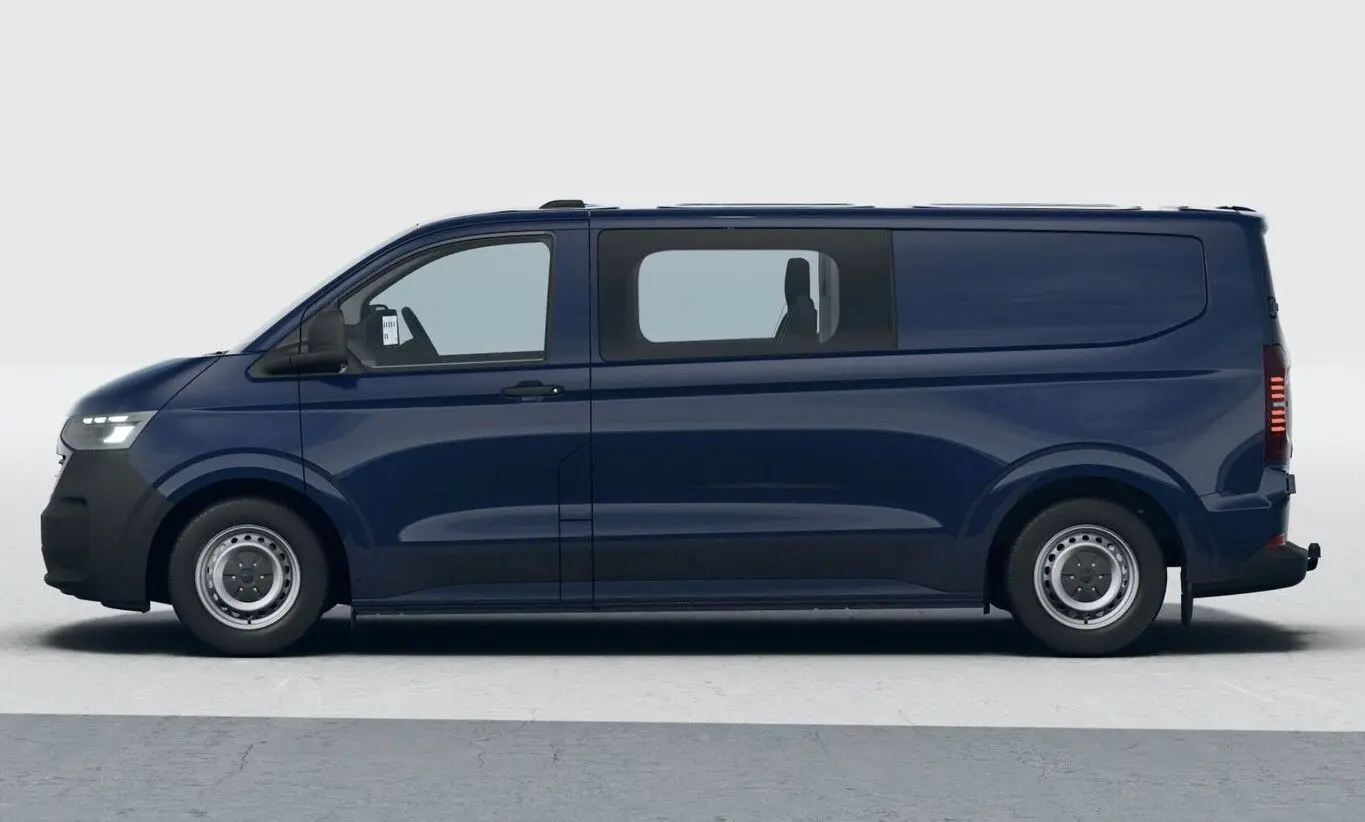 Profil côté gauche d'un Volkswagen Transporter ProCab T7 bleu avec attelage et vitres teintées usine.
