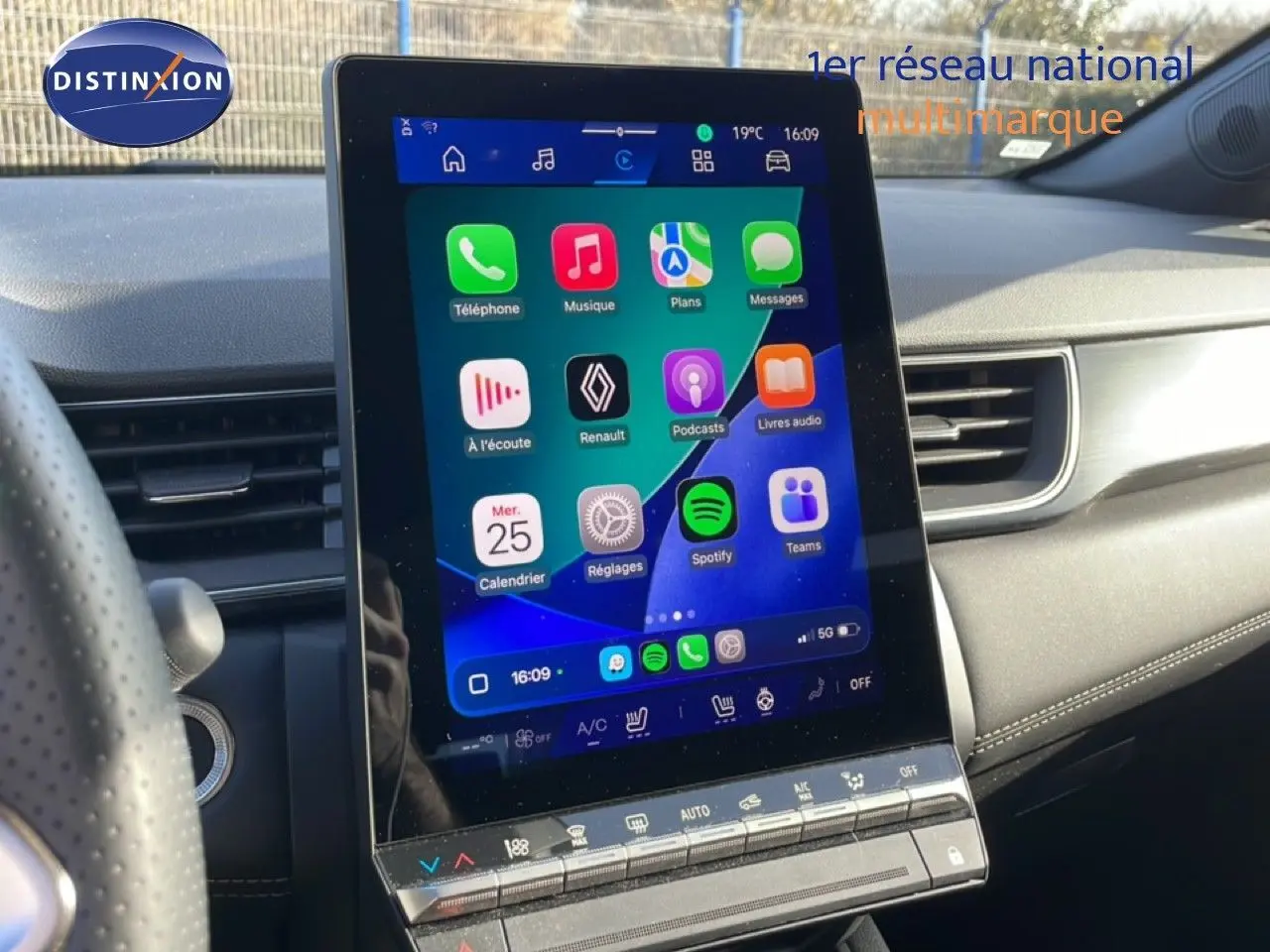 Vue intérieure du tableau de bord du Renault Symbioz gris cassiopée, avec écran tactile central affichant des applications.