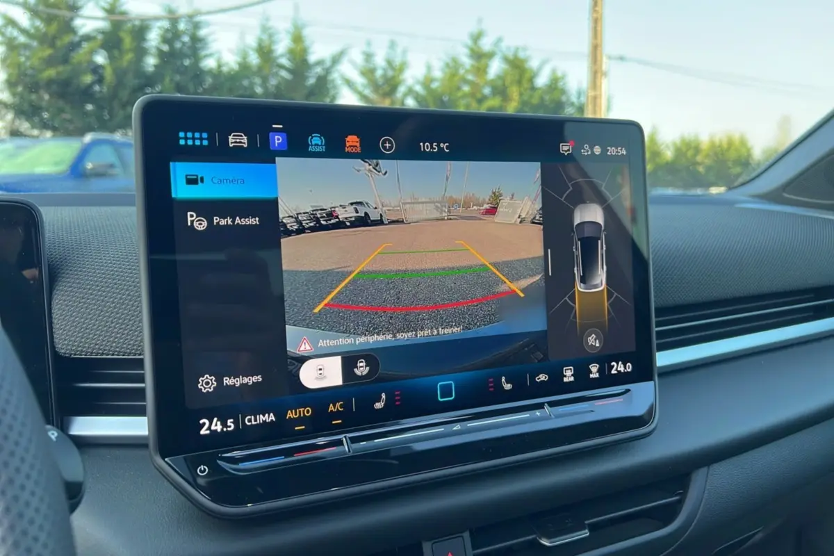 Écran tactile intérieur du Volkswagen T-Roc 2026 affichant la caméra de recul et l'assistance au stationnement.