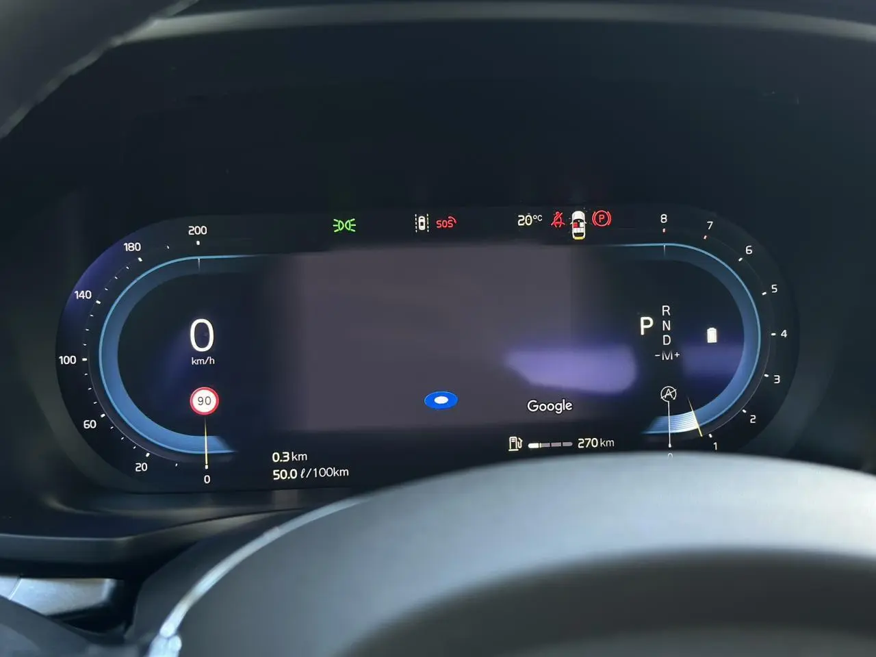 Tableau de bord numérique du Volvo S60 2024 affichant la vitesse, la navigation Google et les indicateurs de conduite.