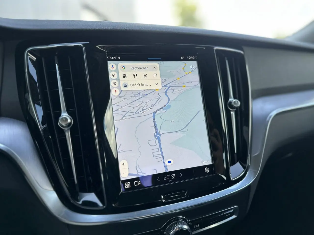 Écran tactile central affichant la navigation GPS dans l’habitacle d’une Volvo S60 gris Thunder 2024.